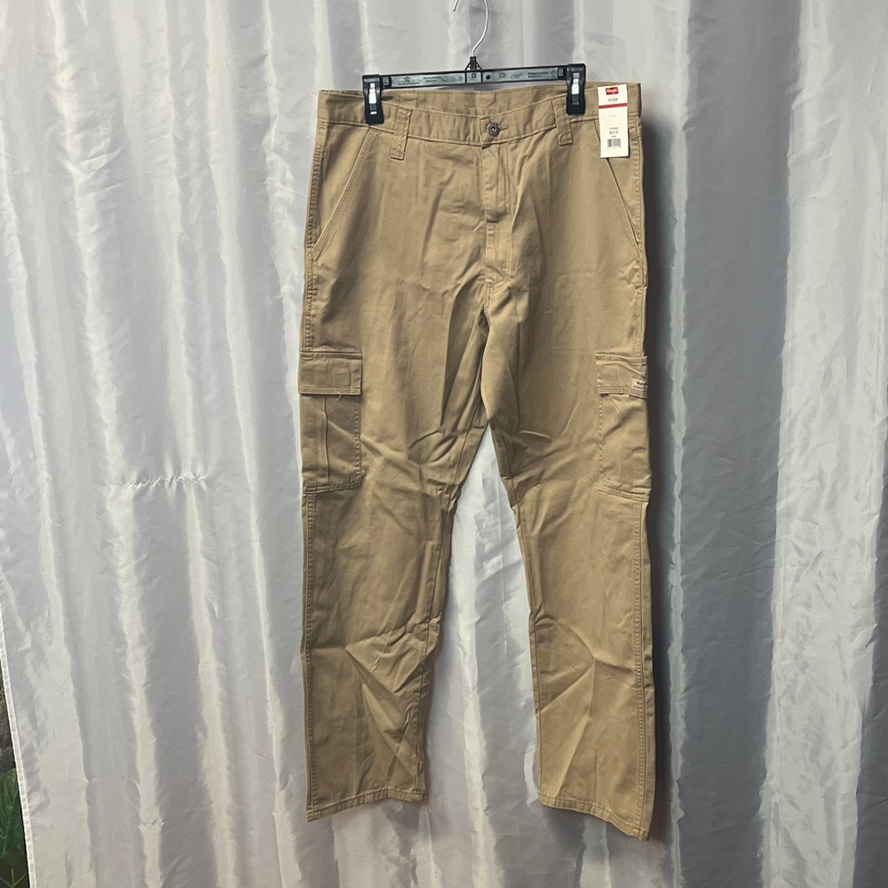 Wrangler Five Star Premium Cargo Pants in Khaki. 2372